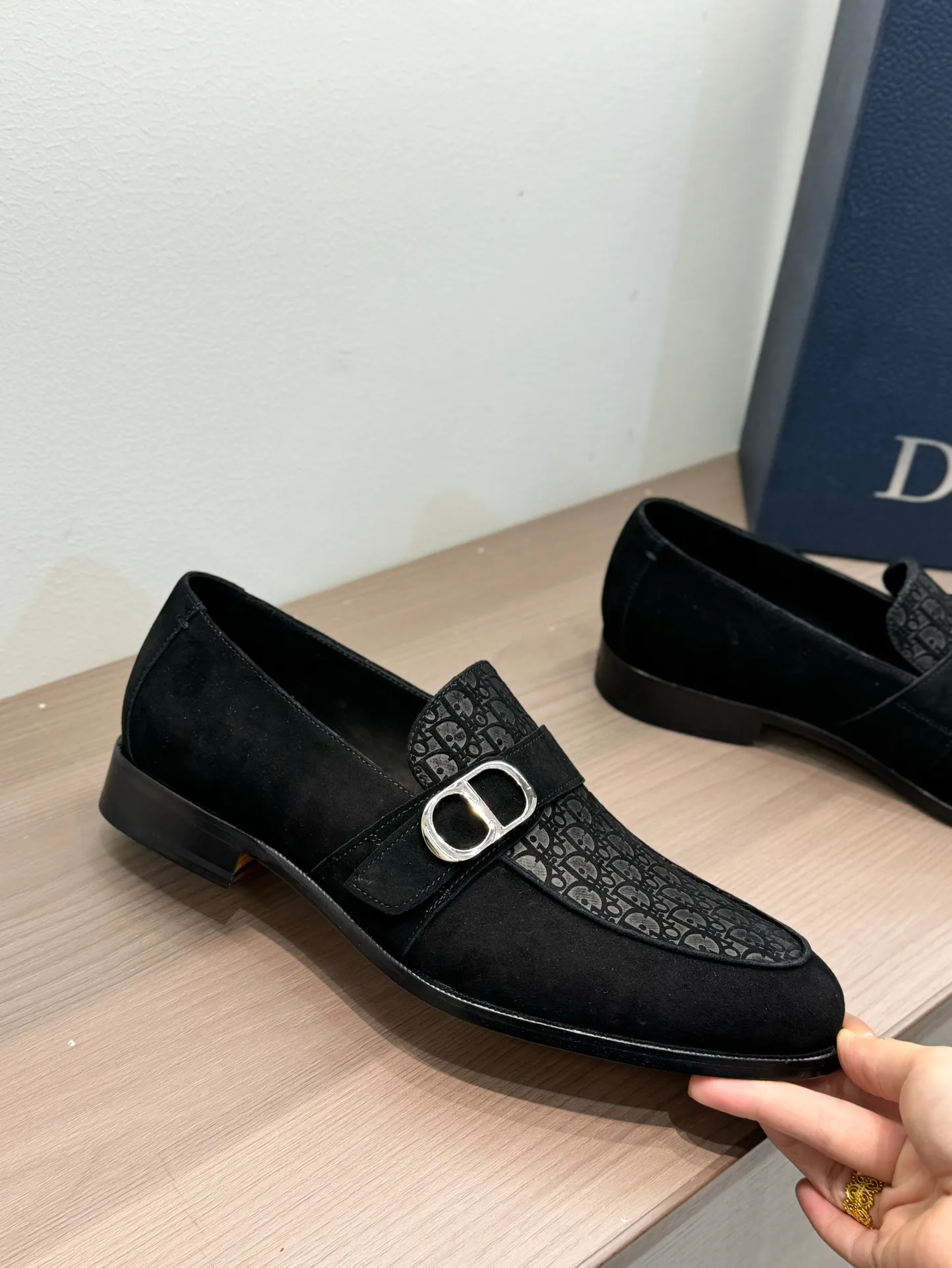 [Dior Dior] Top P: 960💰 Standard code 39-44 (38.45.46 custom-made, non-refundable and non-exchangeable) Dior Dior's latest high-end men's boutique casual leather shoes, the upper is carefully made of black cowhide/open-edge beaded leather/high-mercerized frosted cowhide, the classic silhouette shows elegance, and the upper strap is matched with a metal-coated CD Icon decorative buckle to enhance the style. Comfortable and lightweight, the Italian leather sole features anti-slip rubber inserts. The Blake structured leather sole with anti-slip details showcases Dio*'s exceptional craftsmanship. Elegant and refined, it can be matched with all kinds of suits.